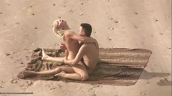 คลิปหลุด สองผัวเมียแอบเย็ดกันริมหาด มั่นใจว่าคนไม่เห็น ตอนนี้คลิปดังเเล้ว เด้งควยผัวมันส์เลยนะ